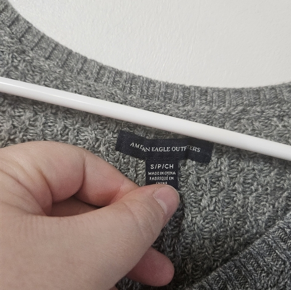 American Eagle Gray Knit V Neck Sweater! - Picture 2 of 5